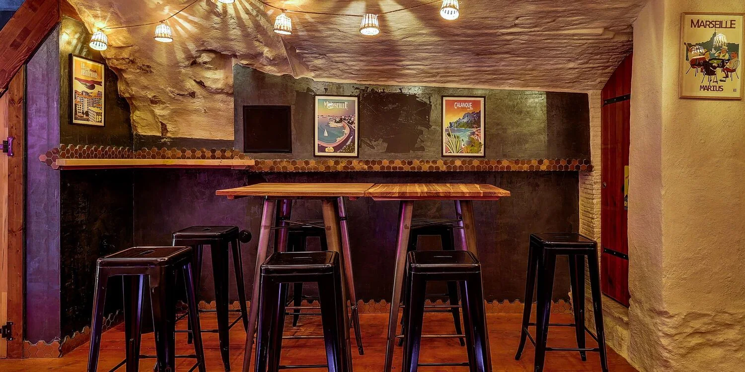 Les tables de la cave du DiCarlo, où se retrouvent les groupes.